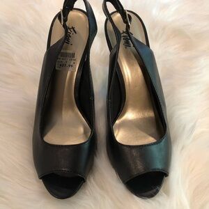 NIB Fioni black strap platform type heels